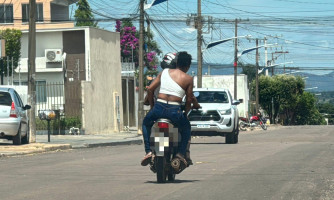 Motocicleta é flagrada com passageiro sem capacete na Avenida Joaquim Gomes de Souza, em Pontes e Lacerda