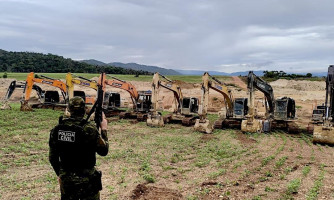 Polícia Civil apreende 9 escavadeiras usadas em garimpo ilegal em fazenda