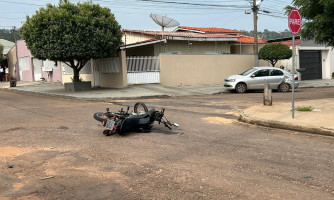Uma pessoa fica ferida após acidente entre moto e carro no bairro Vila IBEC