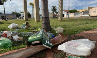 Acúmulo de lixo no ginásio Larissa gera revolta em Pontes e Lacerda