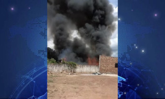 Bombeiros combatem incêndio em antiga garagem de veículos