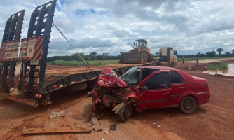 Homem morre após bater carro na traseira de caminhão reboque em Gloria D´ Oeste