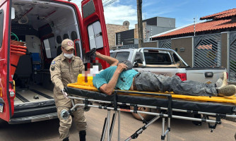 Idoso fica ferido em acidente envolvendo bicicleta, moto e camionete no centro de Pontes e Lacerda