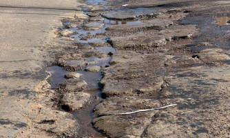 Moradora do Centro de Pontes e Lacerda relata dificuldades devido a buracos em cruzamento movimentado