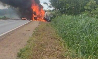 Motoristas morrem após caminhão e carreta baterem de frente na BR-070 em Cáceres