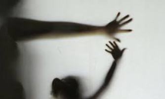 Tio é preso pela polícia acusado de abusar sexualmente de sobrinha de 16 anos