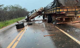 Acidente é registrado entre caminhão e camionete na Br-174 em Comodoro