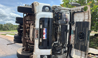 Caminhão tomba na BR-174 após eixo travar