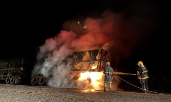 Incêndio atinge carreta na BR-174 próximo a Pontes e Lacerda