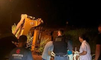 Motorista perde controle e cai com camionete em rio no município de Gloria D´ Oeste