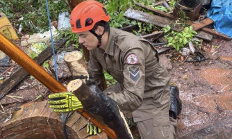 URGENTE: Bombeiros resgatam trabalhador que caiu em poço de 20 metros