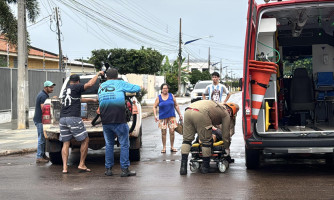 Ciclista fica ferida após acidente com carro no centro de Pontes e Lacerda