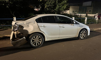 Motorista provoca acidente e foge do local na avenida Florispina Azambuja