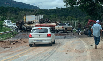 URGENTE: Caminhão tomba na Serra do Mangaval, na BR-070, próximo a Cáceres