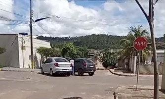 Acidente entre dois veículos é registrado no centro de Pontes e Lacerda