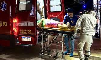 Acidente entre moto e carro deixa motociclista ferido na madrugada desta segunda-feira