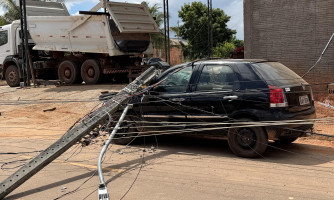 Caminhão derruba três postes após encostar em fios de alta tensão e carro é atingido