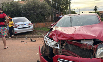 Acidente de trânsito entre dois veículos resulta em danos materiais em PL