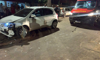 Acidente entre carro e moto deixa duas pessoas feridas