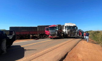 Colisão frontal entre duas carretas interdita BR-174 próximo a Nova Lacerda