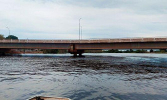 Entenda por que veículos acima de 30 toneladas estão proibidos de passar pela ponte da BR-174B, em Vila Bela