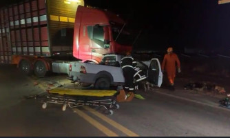 Grave acidente é registrado entre carreta e carro próximo a PRF