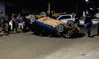 Bateu e capotou: motorista colide em carro parado em Pontes e Lacerda