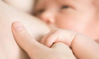 Bebê de 30 dias morre após se afogar com leite materno em Cáceres