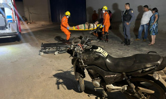 Motociclista fica ferido após colidir com papa-entulho em Pontes e Lacerda
