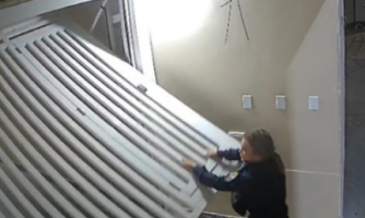 AGRESSOR MORREU:  Vídeo mostra mulher gritando por socorro antes da chegada da PM