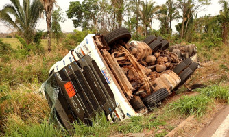 Carreta bitrem tomba na BR-174 próximo a Adrianópolis