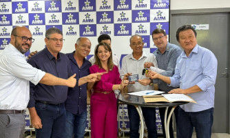 Deputado Moretto entrega caminhões-pipa para Campos de Júlio e Cáceres em evento na AMM