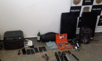 Polícia Encontra Armas e Itens Roubados em Casa de Homem Executado por Facção em Cáceres