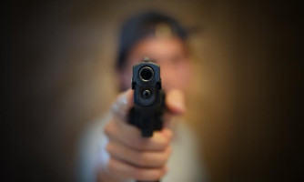 Homem armado invade residência e dispara durante ataque no bairro Junco, em Cáceres