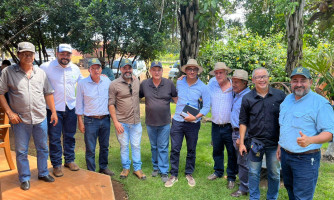 Deputado Valmir Moretto participa de reunião com produtores brasileiros e bolivianos em San Ignacio de Velasco