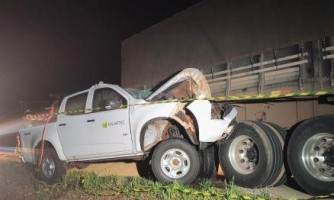 Motorista de caminhonete morre após bater contra carreta na BR-364 em MT