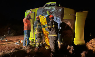 Carreta tomba na Estrada do Matão; saiba o estado de saúde da vítima