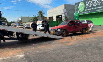 Carro de passeio bate em caminhão papa entulho, no Centro de Pontes e Lacerda