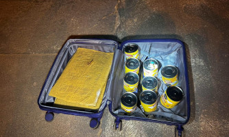 Quatro presos após droga ser encontrada em latas dentro de ônibus