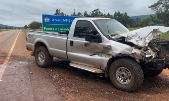Ultrapassagem termina em colisão entre Hilux e caminhão próximo à Escola Cirila