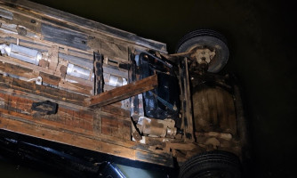 Carro despenca de ponte dentro de rio e mata casal; criança é resgatada com vida