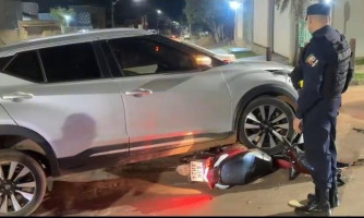Cena chamou a atenção: moto ficou presa sob carro após acidente em Pontes e Lacerda