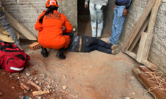 Homem despenca de andaime de é socorrido com suspeita de fraturas