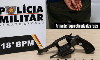 Homem entrega arma para esposa esconder em banheiro durante abordagem policial e casal acaba preso