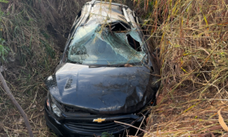 Viagem para Cuiabá: Família vive momentos de terror após veículo sair da pista e capotar na BR-174