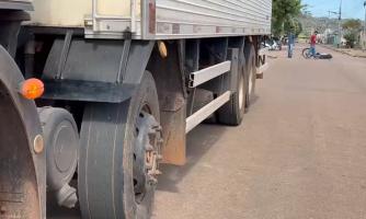 Motociclista fica ferido após ser atingido por caminhão
