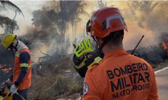 Carreta sai da pista e é destruída pelo fogo na br-174, em Pontes e Lacerda