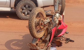 Acidente de trânsito: motociclista fica ferido e moto fica de rodas para cima