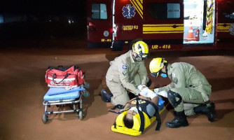 Acidente de trânsito: mulher é arremessada de motocicleta após colisão com outro veículo