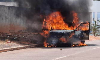 Após falha mecânica, carro pega fogo e fica totalmente destruído
